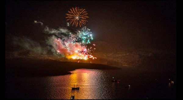 Σαντορίνη: Υπερθέαμα από βεγγαλικά στα Ηφαίστεια