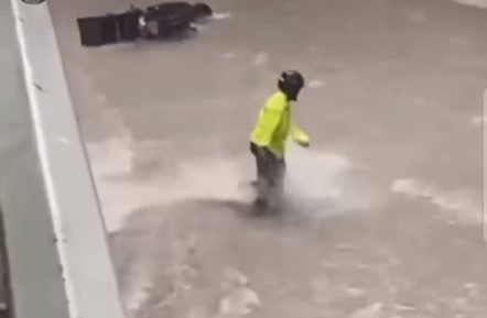 Θεσσαλονίκη: Σοκαριστικό βίντεο από την κακοκαιρία – Ορμητικά νερά παρασύρουν διανομέα