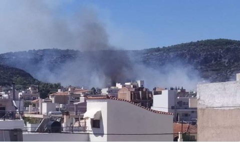 Φωτιά στο Κορωπί: Επιχειρούν και εναέρια μέσα