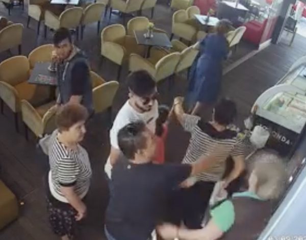 Καβάλα: Εικόνες-ντροπή σε καφετέρια – Χαστούκισε τη σερβιτόρα γιατί άργησε ο καφές του