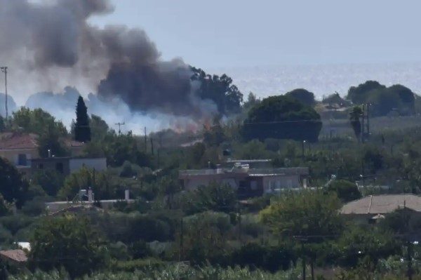 Φωτιά στην Ηλεία: Κοντά στα σπίτια οι φλόγες – Λιποθύμησε πυροσβέστης