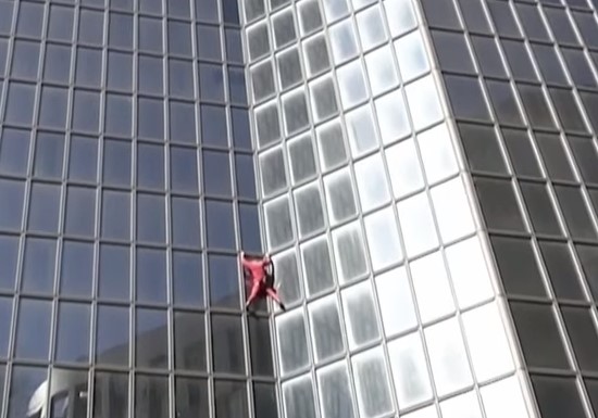 Γαλλία: Ο «Spider Man» γίνεται 60 ετών και σκαρφαλώνει 48 ορόφους - Τα γενέθλια στο κρατητήριο