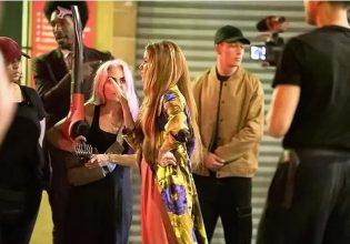 Σακίρα: Διέκοψε γύρισμα για να βοηθήσει δημοσιογράφο που έδερναν αστυνομικοί