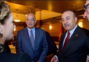 Δένδιας – Τσαβούσογλου: Δίπλα – δίπλα σε γεύμα εργασίας για τους ΥΠΕΞ στον ΟΗΕ