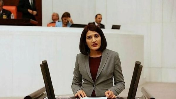Τουρκία: Δικαστήριο διέταξε την προφυλάκιση της βουλευτή του HDP, Σεμρά Γκιουζέλ – Κατηγορείται για συμμετοχή σε τρομοκρατική οργάνωση