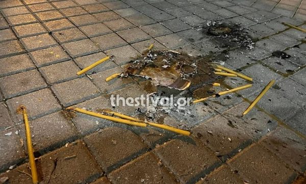Θεσσαλονίκη: Παρέα νεαρών έκαψε εικόνα της Παναγίας με κεριά