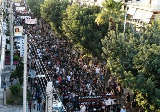 Παύλος Φύσσας: Ολοκληρώθηκε η αντιφασιστική πορεία – Χιλιάδες κόσμου στο Κερατσίνι