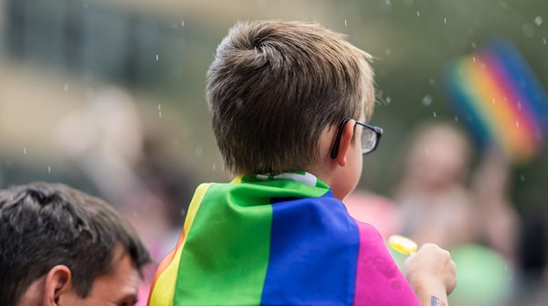 Η τουρκική κυβέρνηση χωρίζει παιδί από την ΛΟΑΤΚΙ+ ανάδοχη οικογένειά του