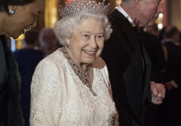 The Crown: Τι θα γίνει με τη σειρά μετά τον θάνατο της βασίλισσας Ελισάβετ