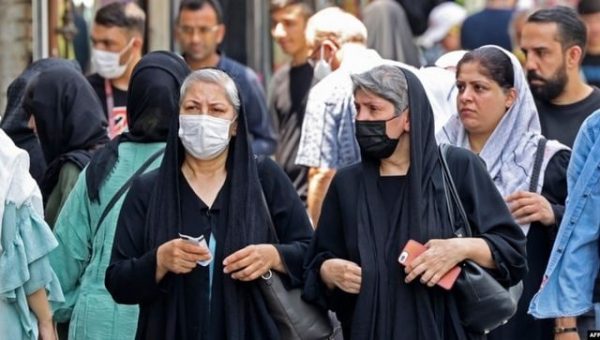 Ιράν: Από την Τεχεράνη μέχρι το Παρίσι οι ενδυματολογικές απαγορεύσεις στις γυναίκες