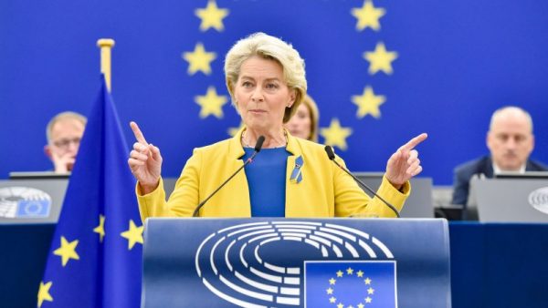 Politico: «Όχι» Κομισιόν στην πρόταση για πλαφόν στο φυσικό αέριο