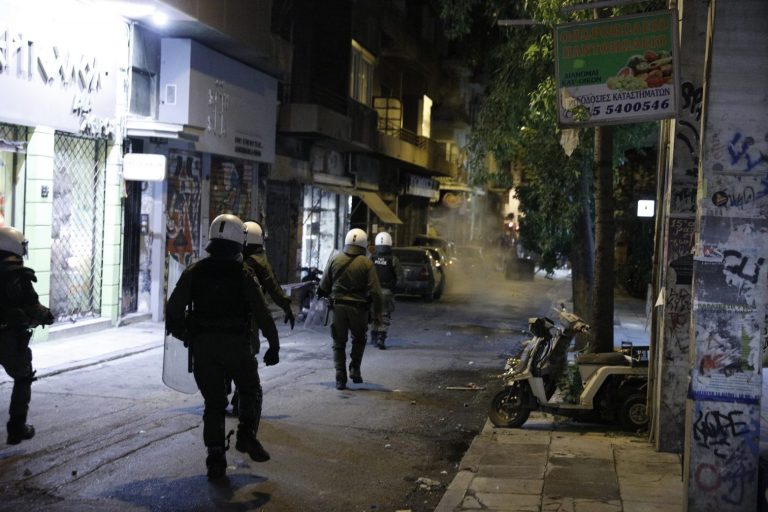 Εξάρχεια: Χημικά και κρότου λάμψης – Επεισόδια για το μετρό