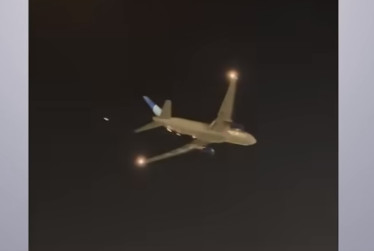 ΗΠΑ: Boeing φλεγόταν επί 90 λεπτά στον αέρα, αλλά ο πιλότος το προσγείωσε με ασφάλεια