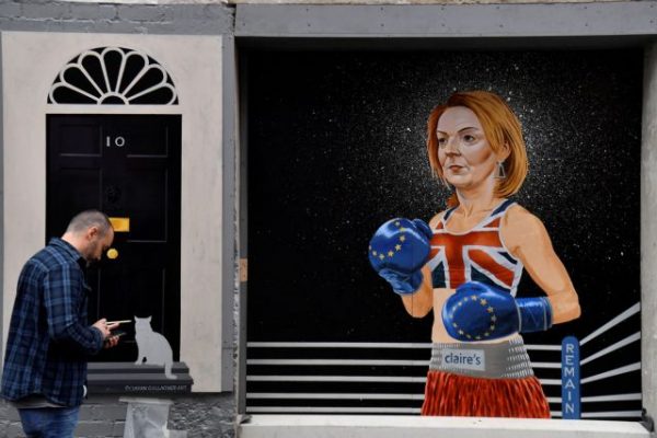 Λιζ Τρας, ένας «χαμαιλέοντας» σε διαρκές «πολιτικό ταξίδι»