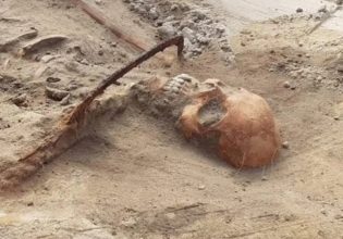 Πολωνία: Αρχαιολόγοι αντίκρισαν τη φρίκη – Σκελετό με δρεπάνι καρφωμένο στο λαιμό