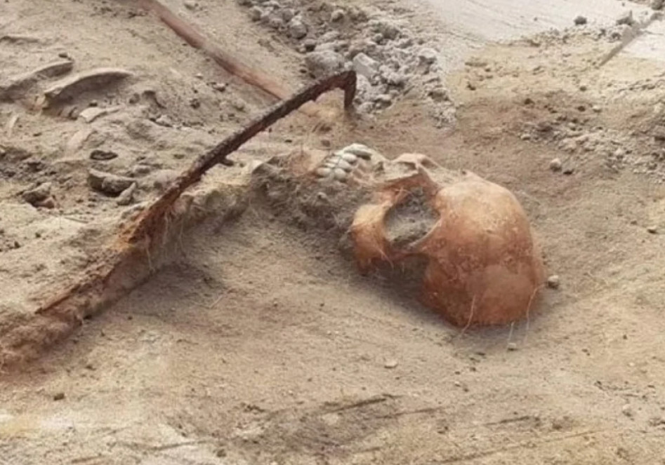 Πολωνία: Αρχαιολόγοι αντίκρισαν τη φρίκη - Σκελετό με δρεπάνι καρφωμένο στο λαιμό