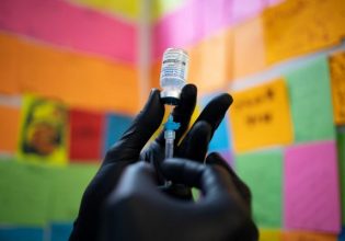 Κοροναϊός: Ξεκινούν οι εμβολιασμοί αναμνηστικής δόσης με το επικαιροποιημένο εμβόλιο – Σε ποιους συστήνεται