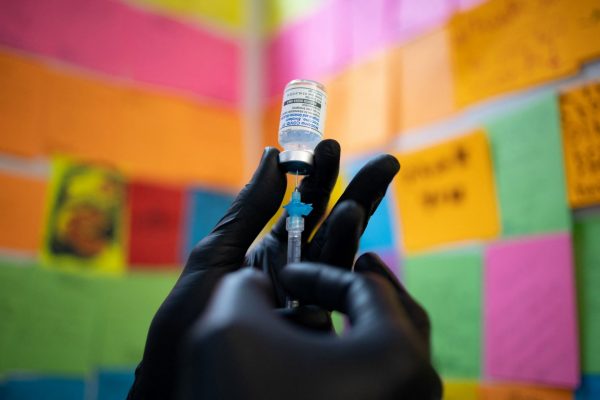Κοροναϊός: Ξεκινούν οι εμβολιασμοί αναμνηστικής δόσης με το επικαιροποιημένο εμβόλιο – Σε ποιους συστήνεται