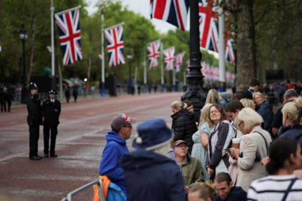 Βασίλισσα Ελισάβετ: Ο αρχιεπίσκοπος του Κάντερμπερι κέρασε πίτσα όσους περιμένουν να την «αποχαιρετίσουν»
