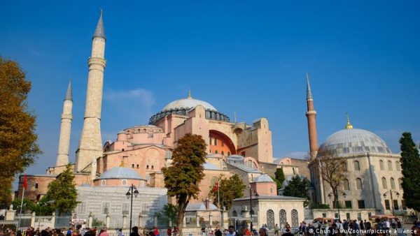 «Θρησκευτικό πανηγύρι» στην Αγία Σοφία