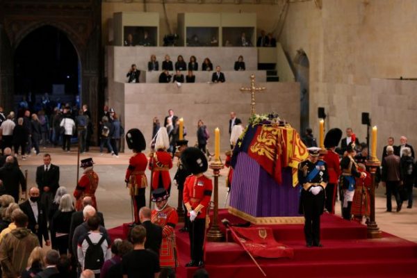 Βασίλισσα Ελισάβετ: Η αγρυπνία των παιδιών της γύρω από το φέρετρο – Συγκινημένος ο Κάρολος