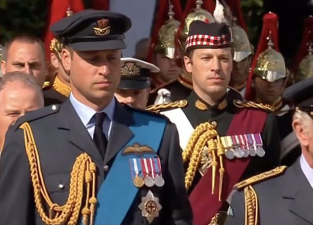 Βασιλιάς Κάρολος: Ποιος είναι ο ταγματάρχης που έκανε το ίντερνετ να «παραληρεί»