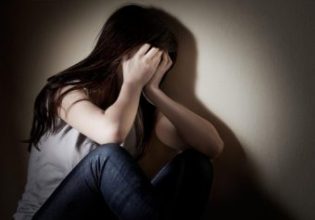 Ηράκλειο: Ανήλικος πήγε να πνίξει την αδελφή του παρόντος του 10χρονου αδελφού τους