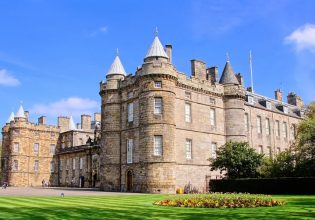 Βασίλισσα Ελισάβετ: Η αμύθητη περιουσία της – Αχανείς εκτάσεις, κάστρα, μέχρι και… αιολικά πάρκα