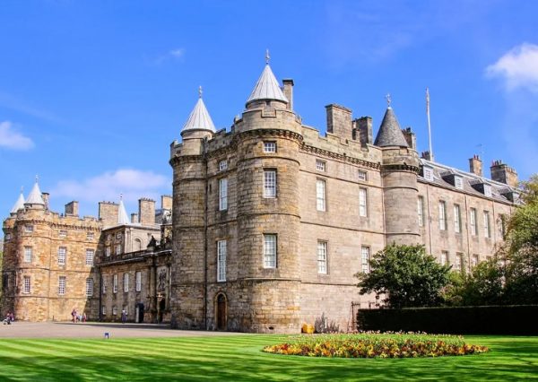 Βασίλισσα Ελισάβετ: Η αμύθητη περιουσία της – Αχανείς εκτάσεις, κάστρα, μέχρι και… αιολικά πάρκα