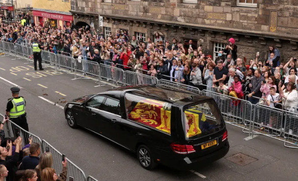 Βασίλισσα Ελισάβετ: Χιλιάδες άνθρωποι στους δρόμους του Εδιμβούργου