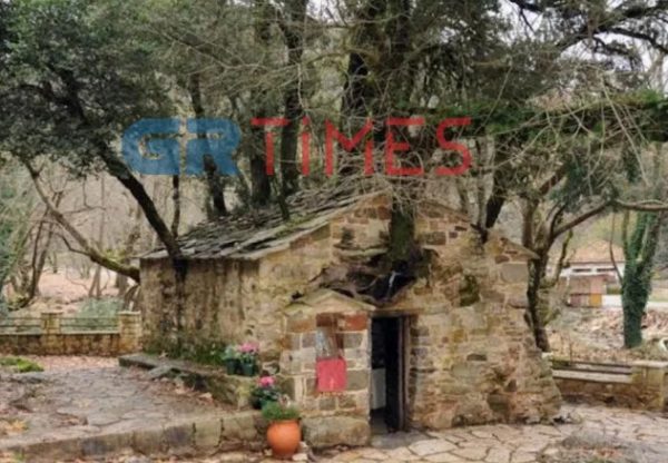 Απίστευτο θαύμα της φύσης: Το εκκλησάκι με τα 17 δέντρα στη σκεπή του που δεν έχουν ρίζες