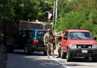 Φόβος για νέα έκρηξη βίας καθώς το Κόσοβο προχωρά με την απαίτηση αλλαγής πινακίδων από Σέρβους