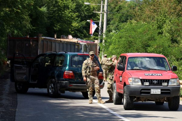 Φόβος για νέα έκρηξη βίας καθώς το Κόσοβο προχωρά με την απαίτηση αλλαγής πινακίδων από Σέρβους