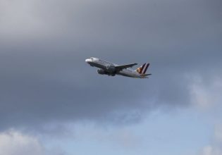 Επιβάτης αεροπλάνου απείλησε με βόμβα: Απογειώθηκαν μαχητικά