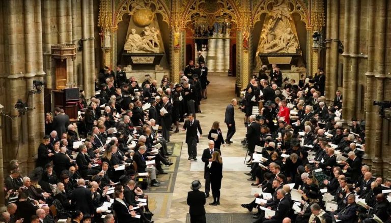 Βασίλισσα Ελισάβετ: Φωτογραφίες και βίντεο από το Αββαείο του Ουεστμίνστερ