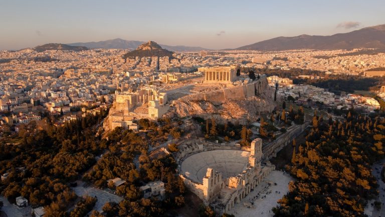 FT includes Greek economy in ‘seven economic wonders of a worried world’ article