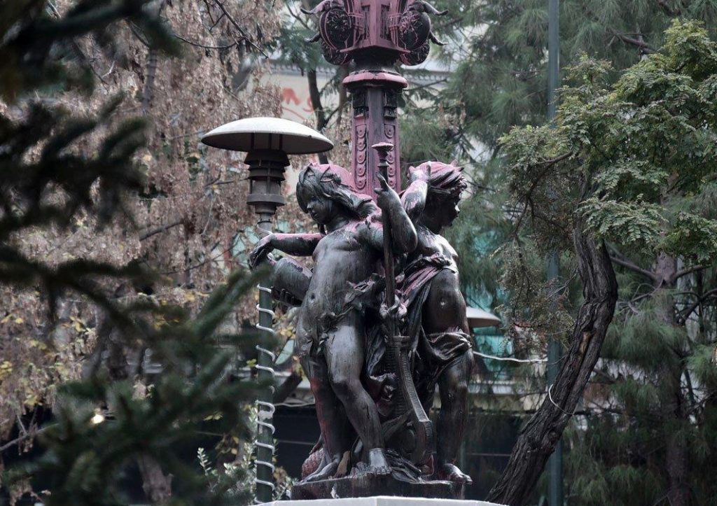 Εξάρχεια: Απομακρύνθηκε από τη πλατεία το άγαλμα φανοστάτης – Συλλήψεις και προσαγωγές από την αστυνομία