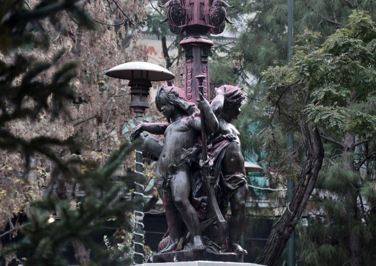 Εξάρχεια: Απομακρύνθηκε από τη πλατεία το άγαλμα φανοστάτης – Συλλήψεις και προσαγωγές από την αστυνομία