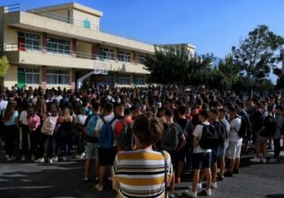 Σχολεία: Πώς μπορούν οι γονείς να είναι παρόντες στο πρώτο κουδούνι – Τι προβλέπεται για τις σχολικές άδειες
