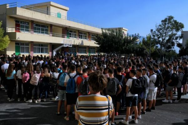 Σχολεία: Πώς μπορούν οι γονείς να είναι παρόντες στο πρώτο κουδούνι – Τι προβλέπεται για τις σχολικές άδειες