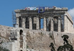 Άνδρας σκαρφάλωσε στον Παρθενώνα και κρέμασε σημαίες – Σπεύδει διαπραγματευτής της Αστυνομίας