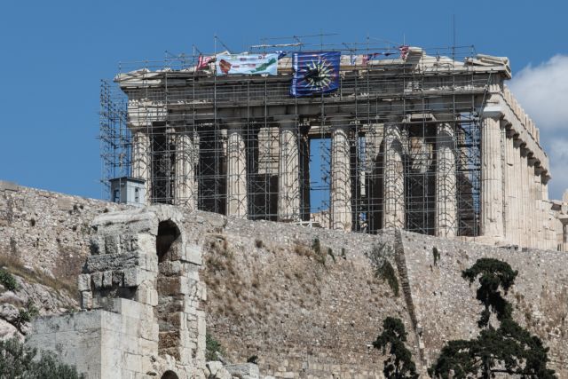 Άνδρας σκαρφάλωσε στον Παρθενώνα και κρέμασε σημαίες - Σπεύδει διαπραγματευτής της Αστυνομίας