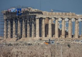 Ακρόπολη: Ο άνδρας που ανέβηκε στη σκαλωσιά ζητά να συναντήσει τον πρωθυπουργό