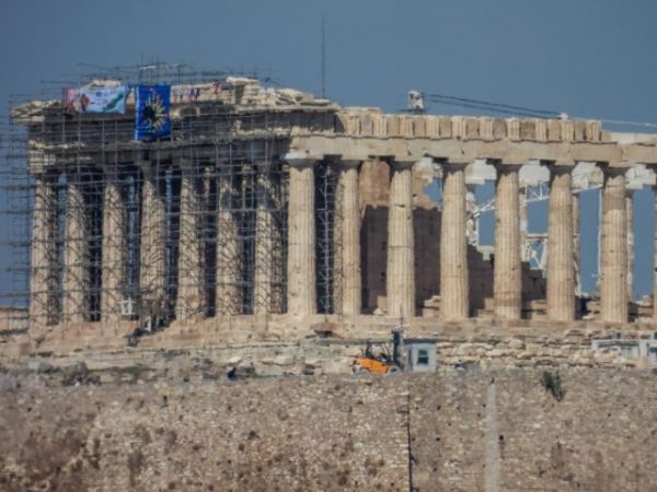 Ακρόπολη: Ο άνδρας που ανέβηκε στη σκαλωσιά ζητά να συναντήσει τον πρωθυπουργό