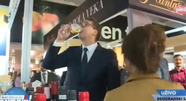 Εγινε φέσι… ο Βούτσιτς: Του πήραν το κρασί από το χέρι – «Σε περιμένει» ο Ράμα (επικό βίντεο)