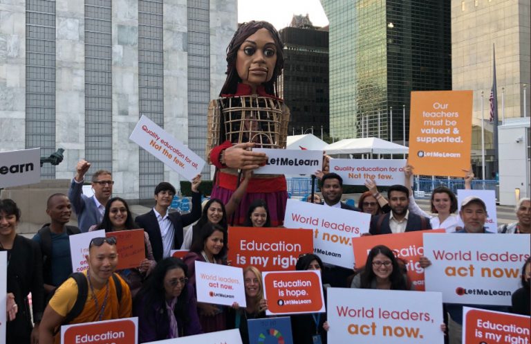 Αμάλ: Η τεράστια μαριονέτα, σύμβολο της προσφυγιάς, έφτασε στη Νέα Υόρκη