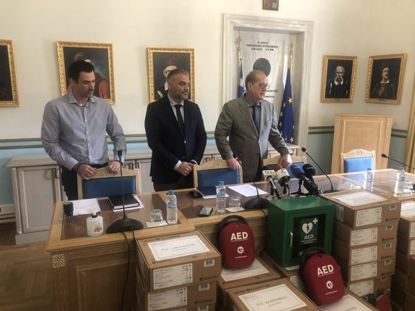 Περιφέρεια Πελοποννήσου: Διέθεσε 40 αυτόματους απινιδωτές σε ΟΤΑ, φορείς και σωματεία