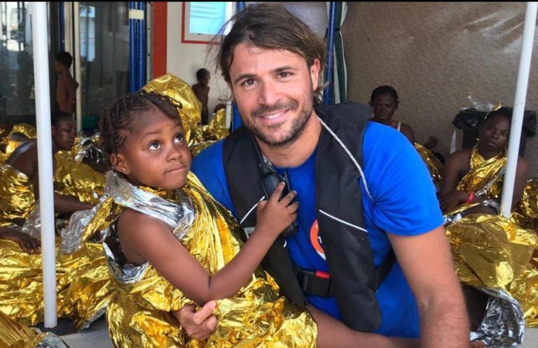 Ιάσονας Αποστολόπουλος στον Guardian: Ρατσισμός και βία δηλητηριάζουν την κοινωνία μας