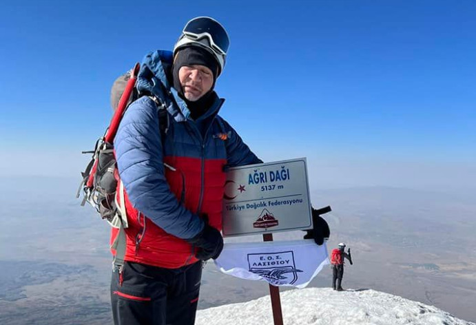 Αραράτ: Κρητικός ορειβάτης πάτησε την κορυφή του ιστορικού βουνού