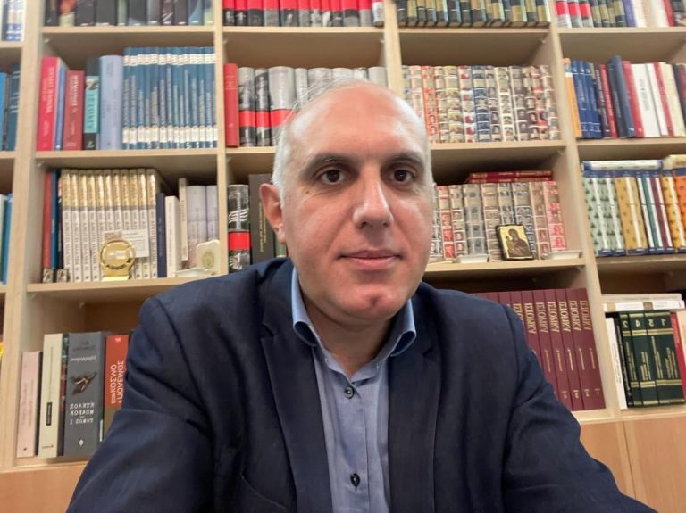 To νέο βιβλίο του Άρη Ραβανού για την ελληνική οικονομική κρίση κυκλοφόρησε από τις Εκδόσεις Ταξιδευτής